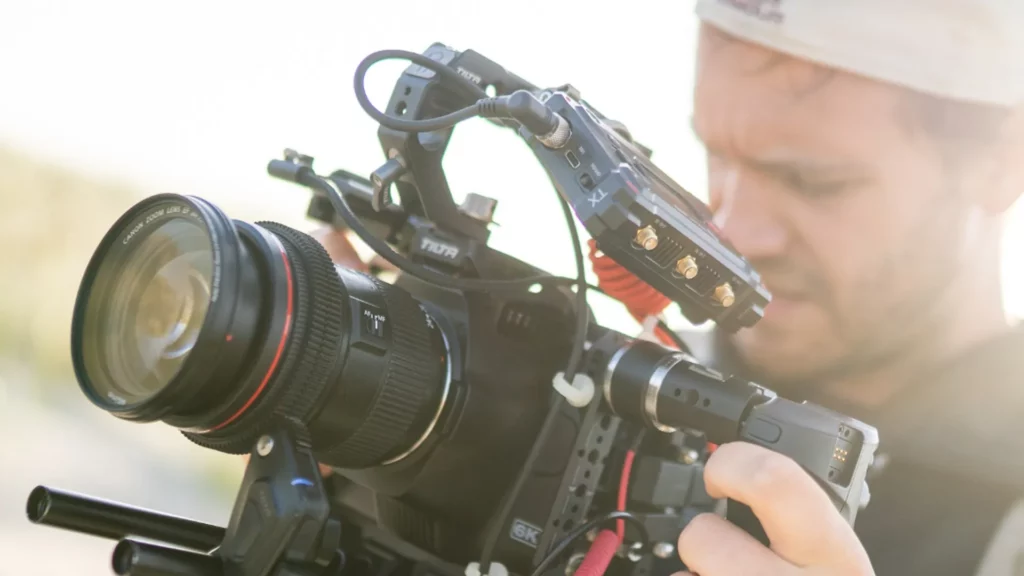 Kameramann von 360Grad Creations überprüft Kamera-Setup bei einer Videoproduktion während eines Drehtags