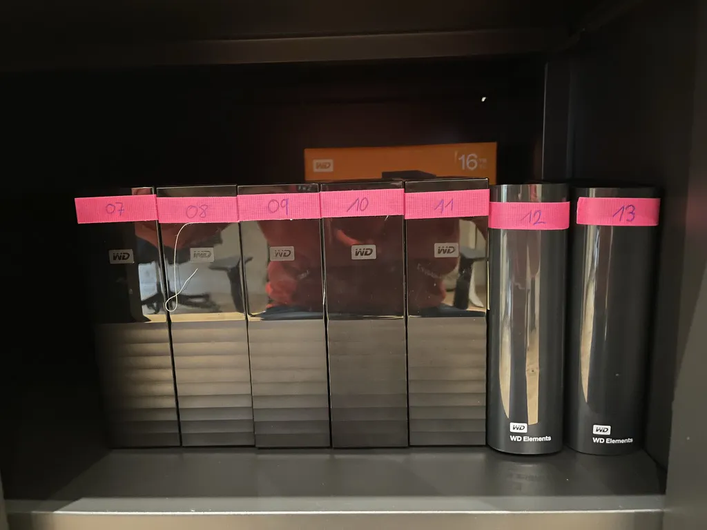 Archivierte Festplatten mit Videomaterial aus Filmproduktionen zur Datensicherung und langfristigen Speicherung.