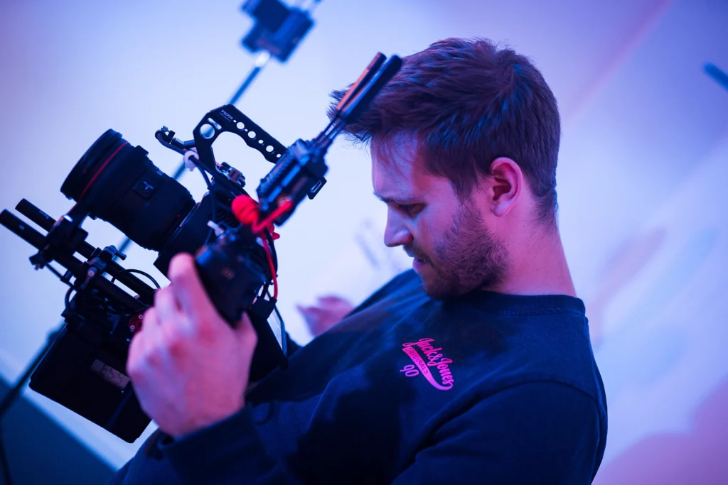 Kameramann bei professioneller Videoproduktion mit Cinema-Kamera